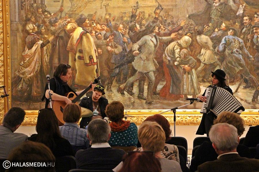 (►) Bach muzsika extrákkal