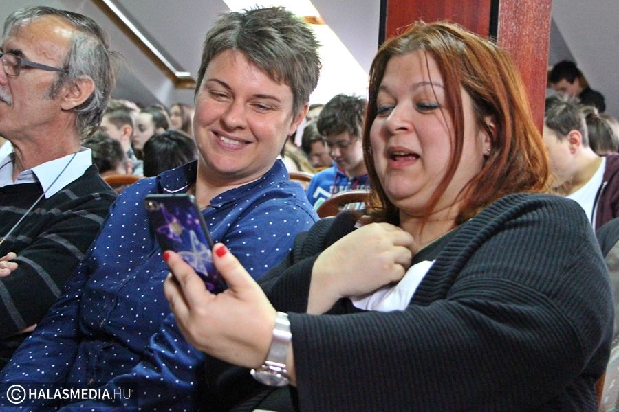 Okostelefonnal tanultak a tekós diákok és pedagógusok (galéria)