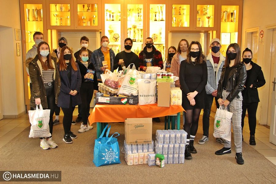 (►) Több mázsányi élelmiszert gyűjtöttek össze