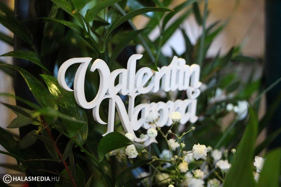 Pirosba öltöztek a virágboltok