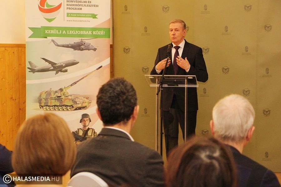 (►) Aktualitásokról számolt be Halason a honvédelmi miniszter