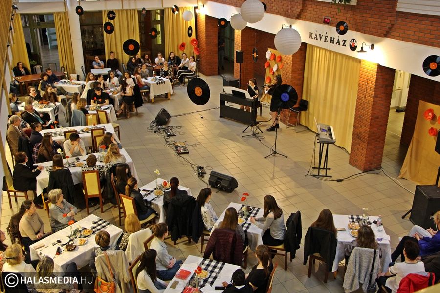 Kávé, zene, vastaps