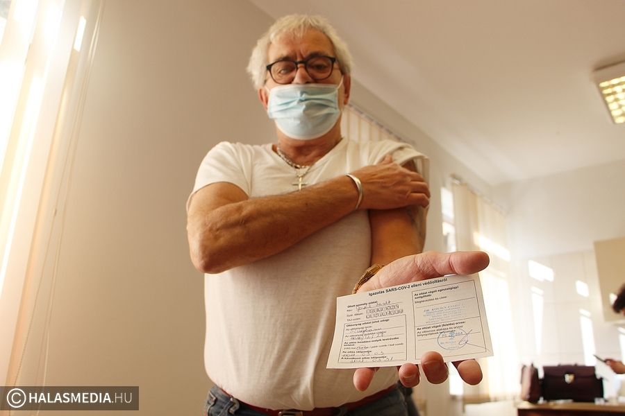 (►) Oltják az idős pácienseket a háziorvosok