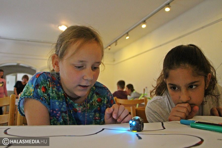 Kézműveskedés és robotok egy helyen