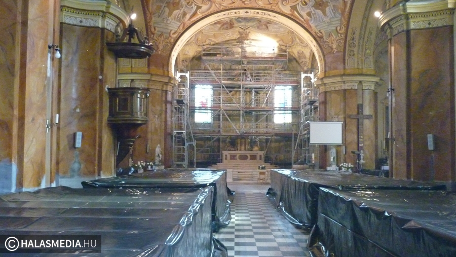 Festenek, restaurálnak a katolikus templomban