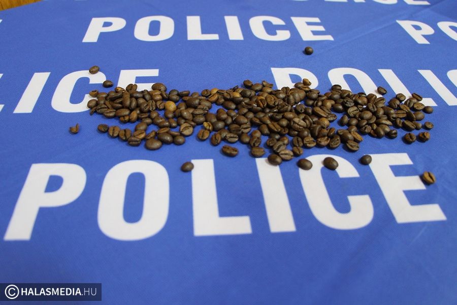 Police Cafe sokakat érintő témákkal