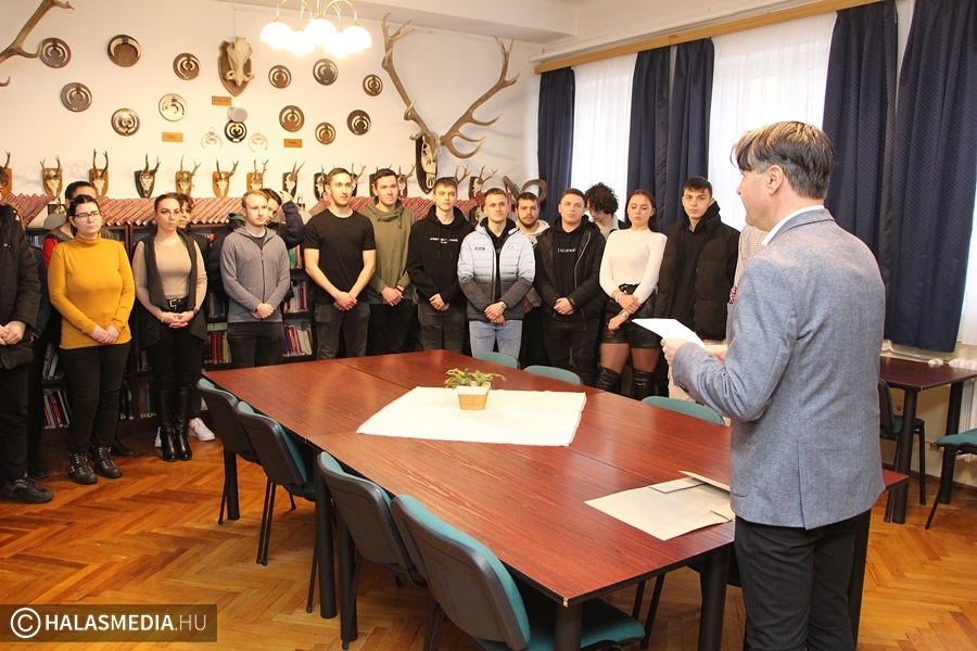 (►) Szorgalmasan tanultak a tekósok