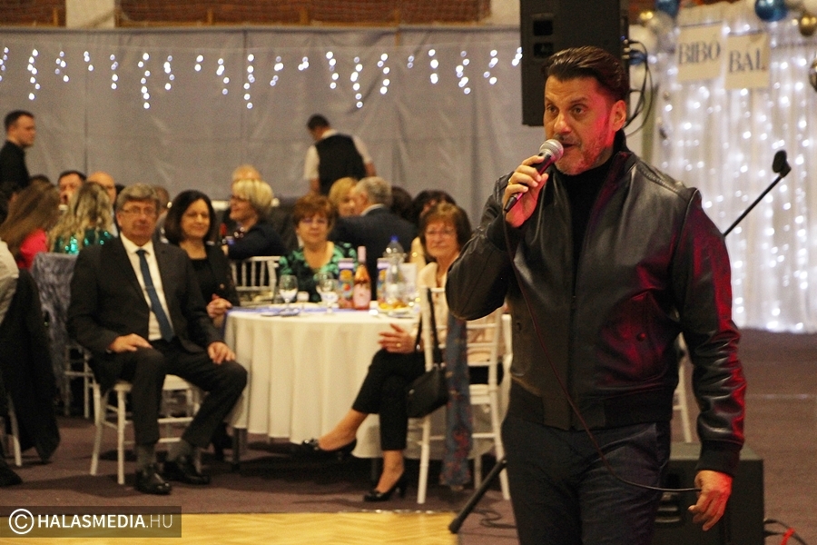 (►) Kökény Attila fergeteges hangulatot teremtett a Bibó-gimnáziumban