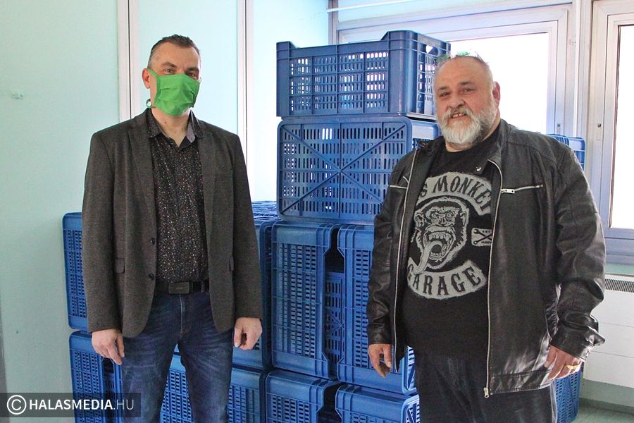 (►) Menyus 100 műanyagrekeszt ajánlott fel a kórháznak