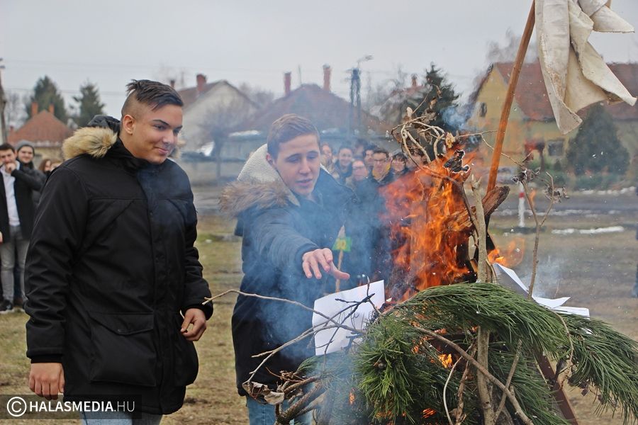Tűzbe vetették a rossz dolgokat