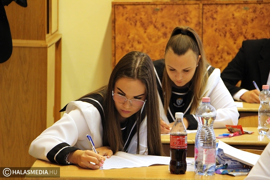 (►) Így zajlott Halason az érettségi első napja
