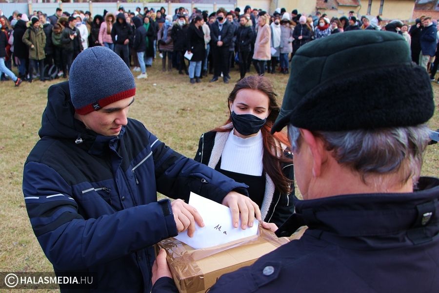 (►) Fogadalomtétel, közös lángosozás