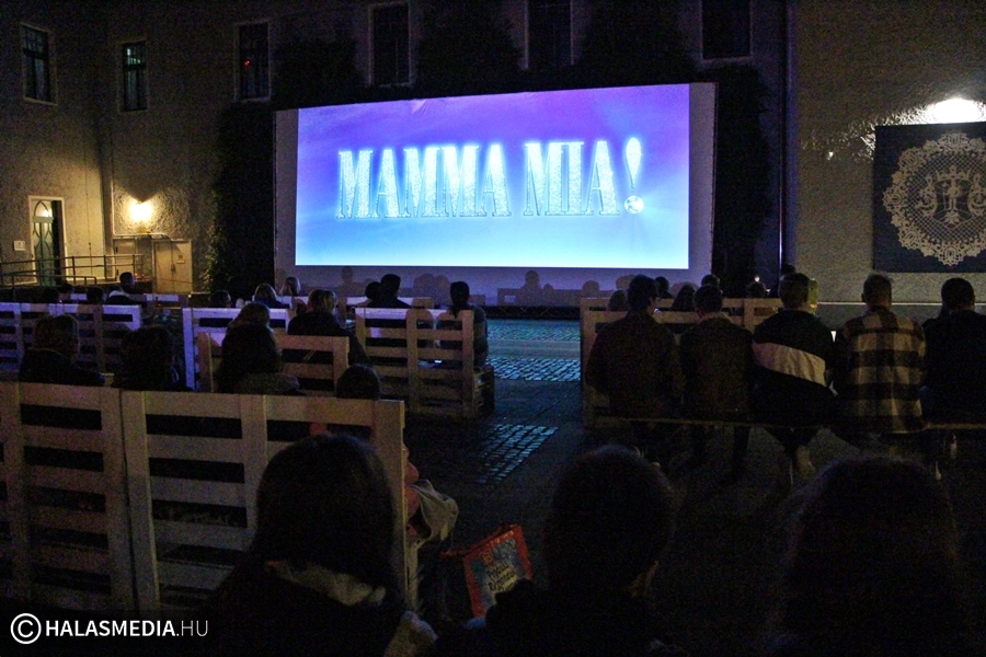 Szabadtéri filmezés az őszi éjszakában