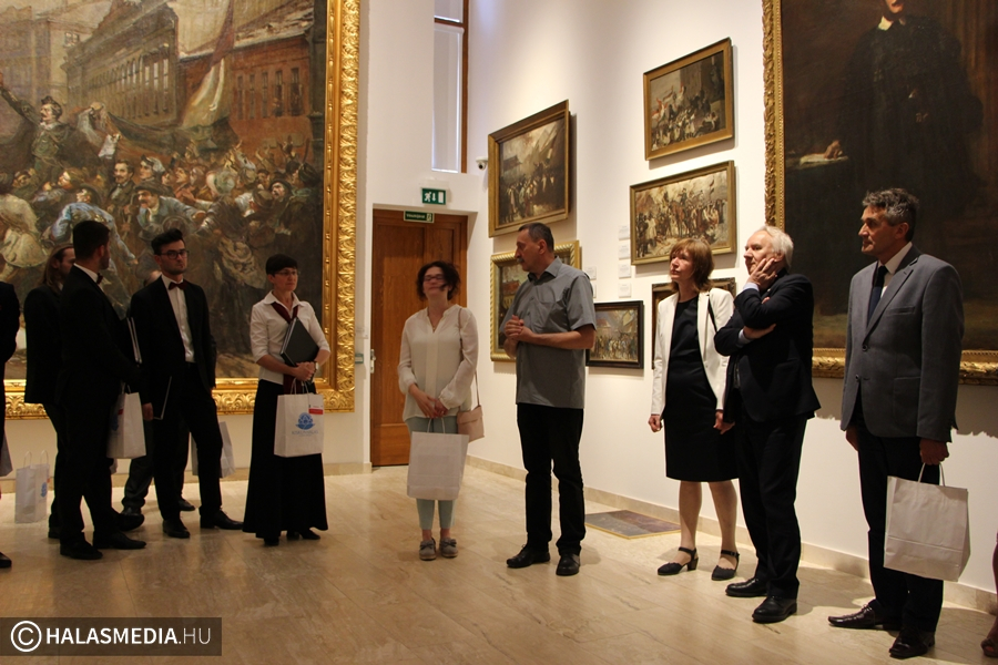 Búcsú (galériával)