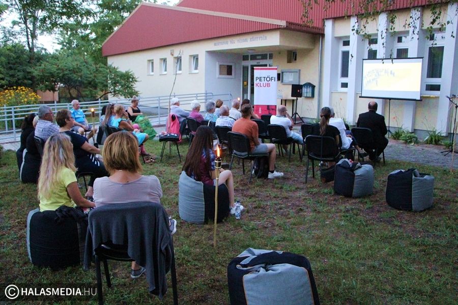 Szegénylegények - szabadtéri vetítés volt a könyvtárnál