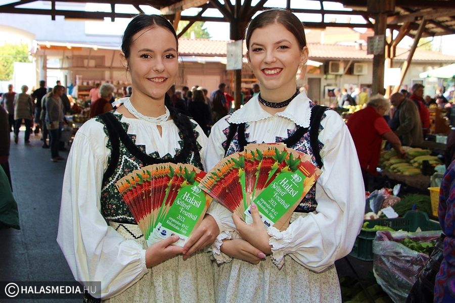 Énekeltek, táncoltak és mustot osztottak
