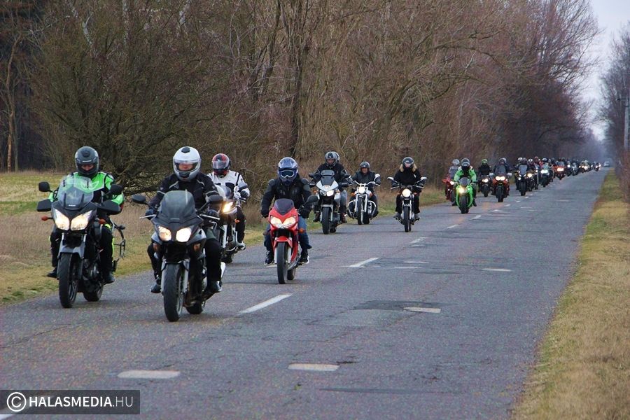 (►) Motorra pattantak, elűzték a telet