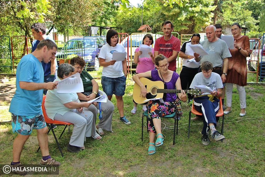 (►) Szabadtéri bulival ünnepelték meg a sikert