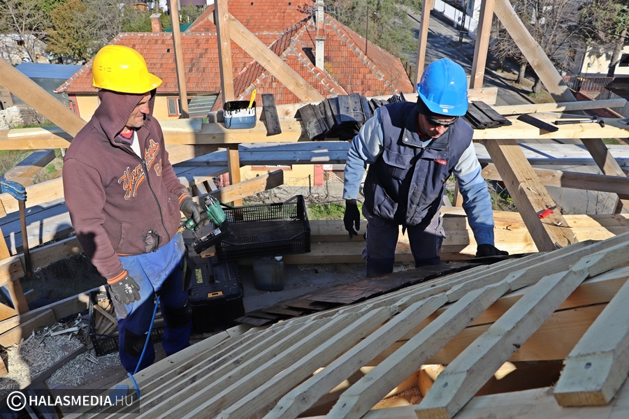 Már zsindelyezik a malom tetejét