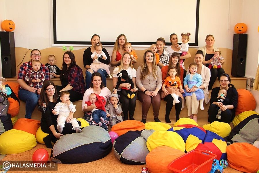 Jelmezt húztak a babák és szüleik