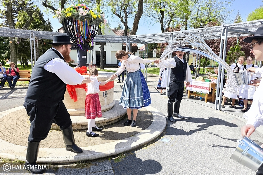 (►) Vödrökből zúdult a víz a lányokra