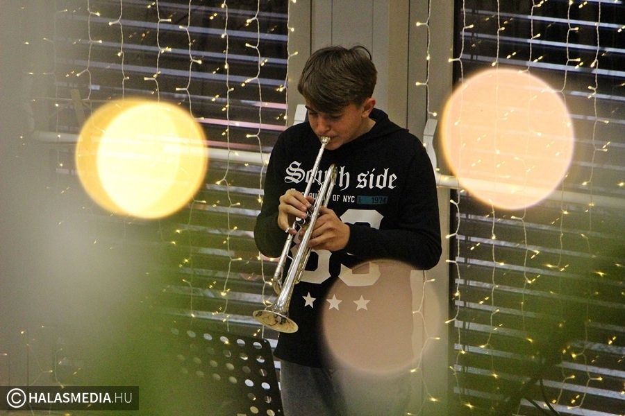 Tea, zenés kísérettel