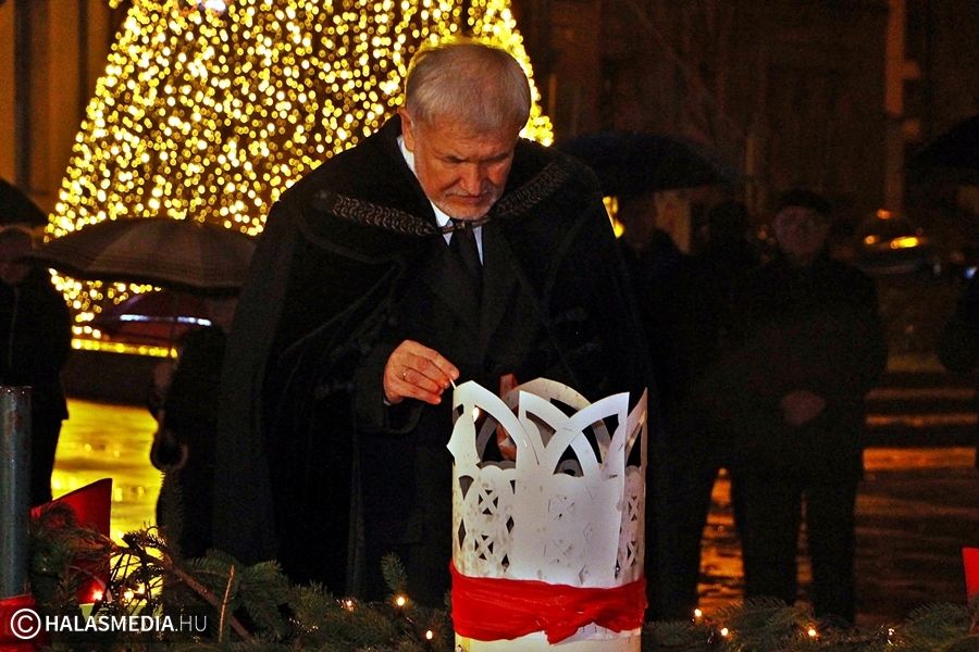 Gyertyagyújtás, zuhogó esőben