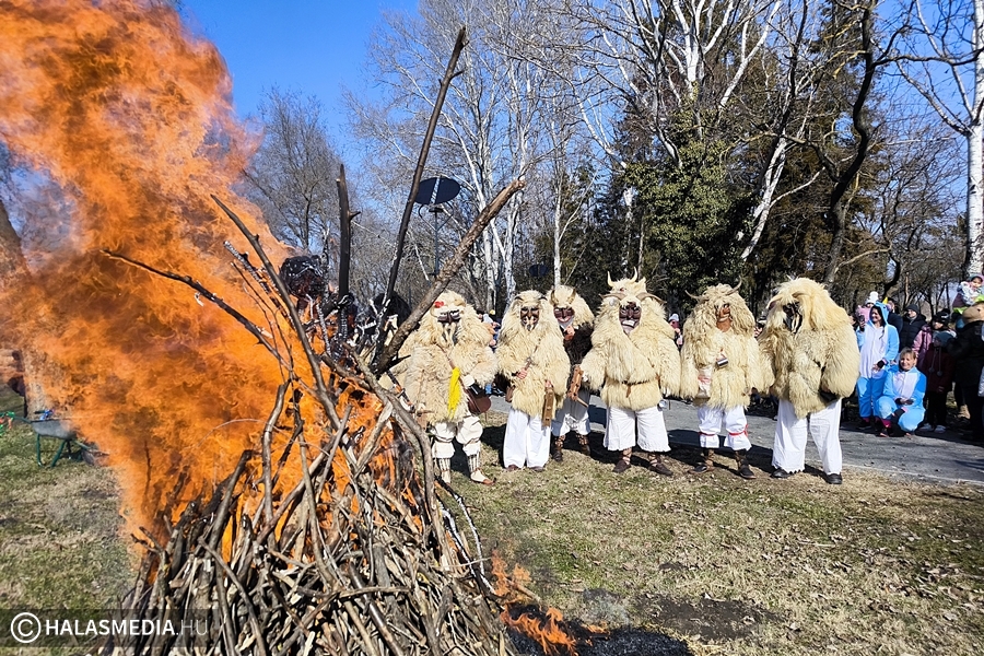 (►) Mohácsi busók, halasi télűzés