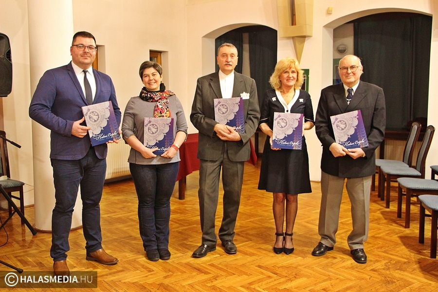 Vadonatúj csipkés album