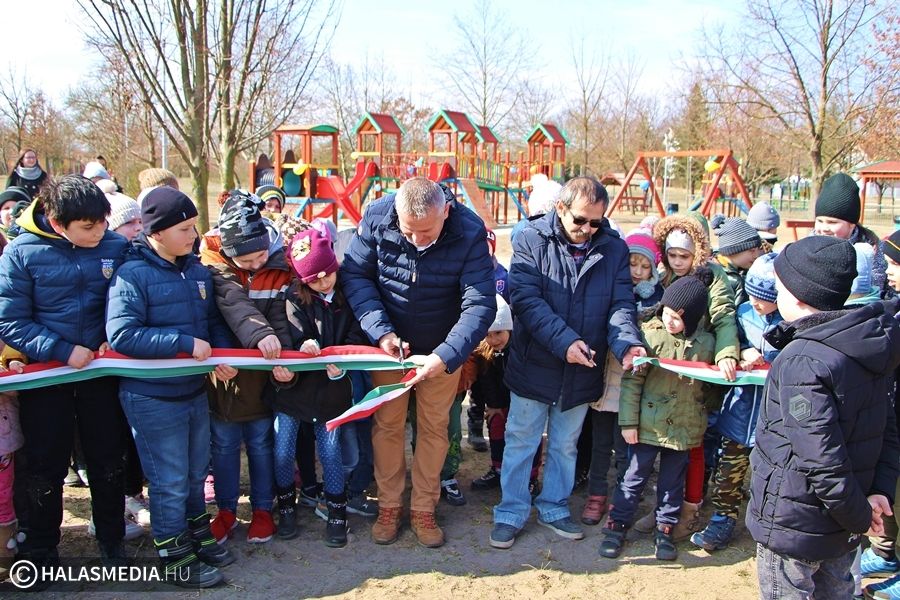 Új játszótér várja a fehértói gyerekeket