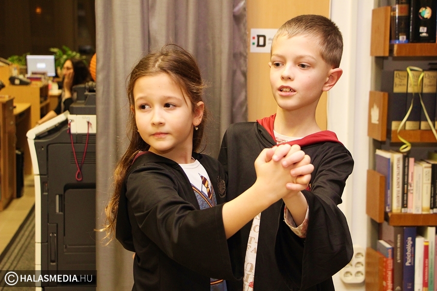 Potter keringő a könyvtárban