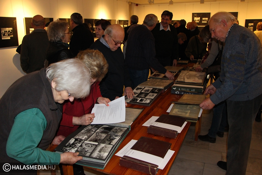 Retró fotók kiállítása