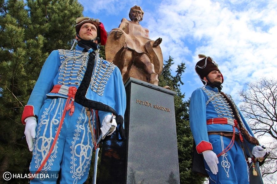 Mit jelent a forradalom a pandémia árnyékában?