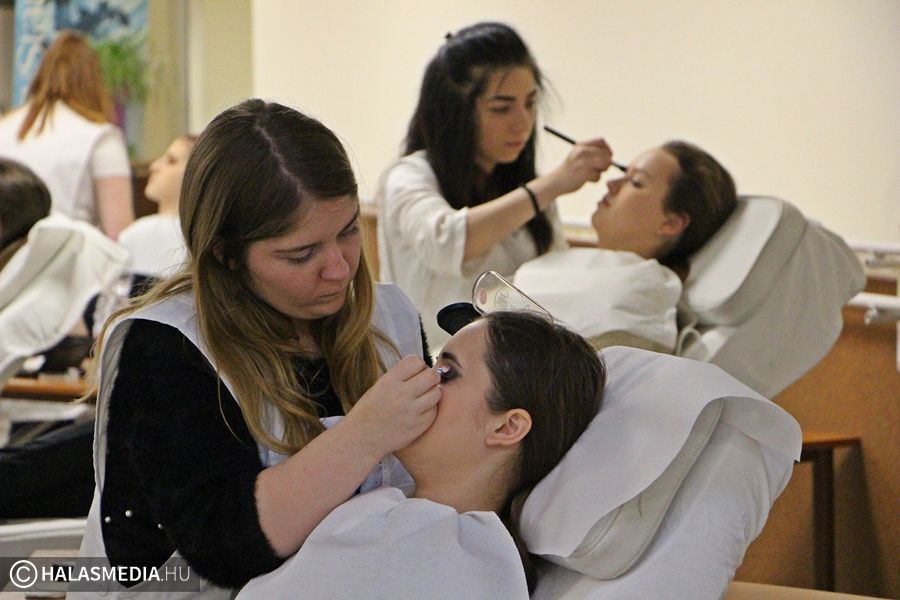 Trendi frizurák és sminkek készültek (galéria)