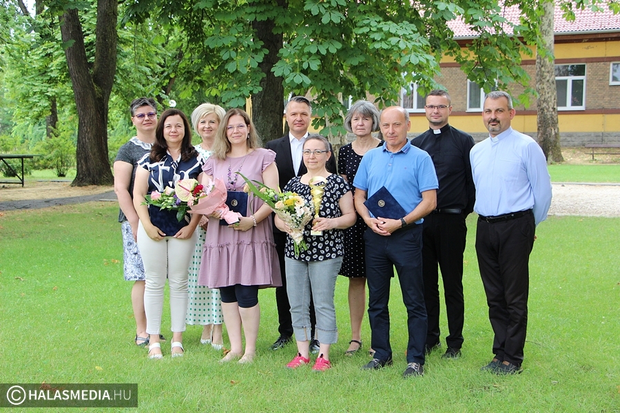 (►) Díjesővel zárta a tanévet a Tekó