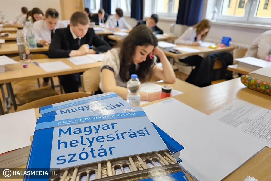 (►) A halasi középiskolások is megkezdték az érettségit
