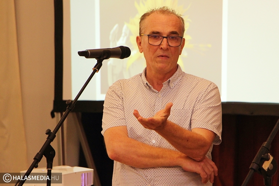 (►) Ilyen kiállításmegnyitó még nem volt Halason