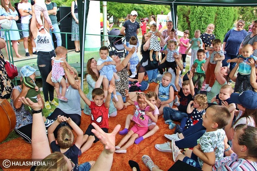 „Énekléssel, játékkal sok problémán lehet segíteni