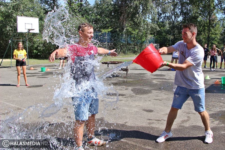(►) Vizesparty a Szilády gólyatáborában