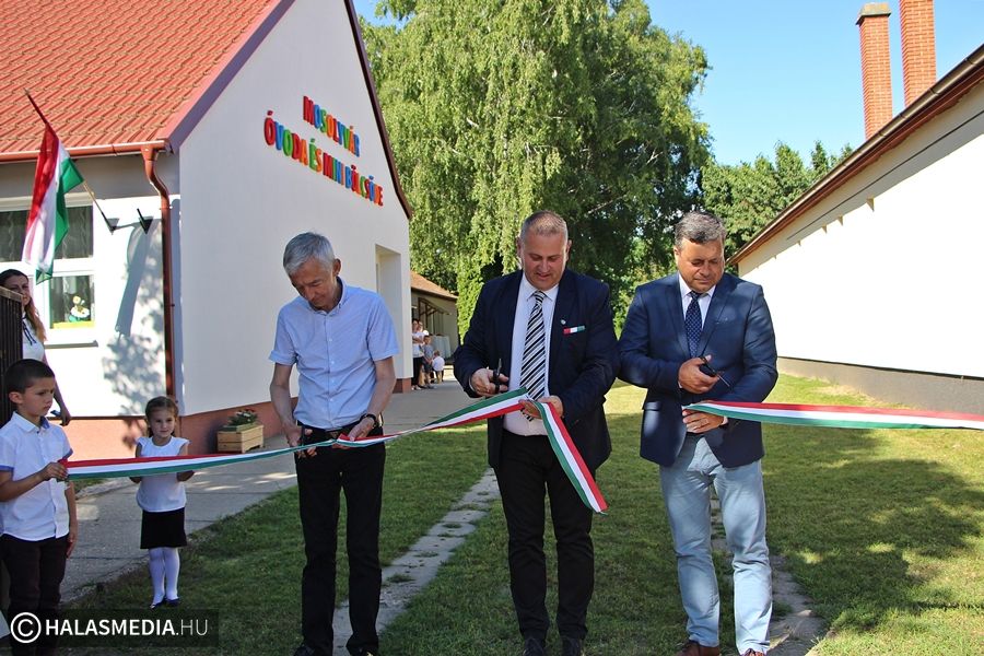 Egy délután alatt két szalagátvágás Kunfehértón