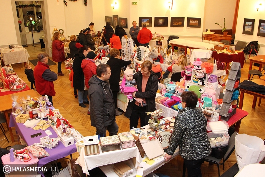 Megnyitott a halasi adventi vásár és gasztroudvar