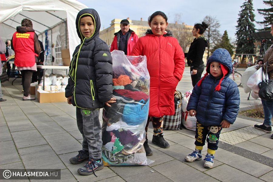 Ruhát és ételt kaptak a rászorulók