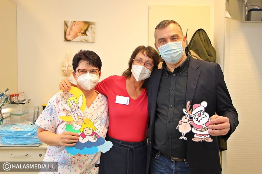 (►) Sziládys díszek szépítik a kórházi folyosókat