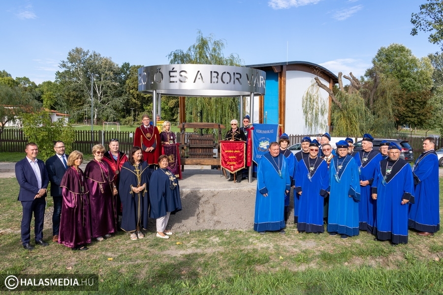 Új emlékmű hirdeti, hogy Kiskunhalas a Szőlő és Bor városa