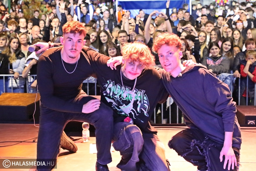 (►) Bulipéntek Kiskunhalas főterén