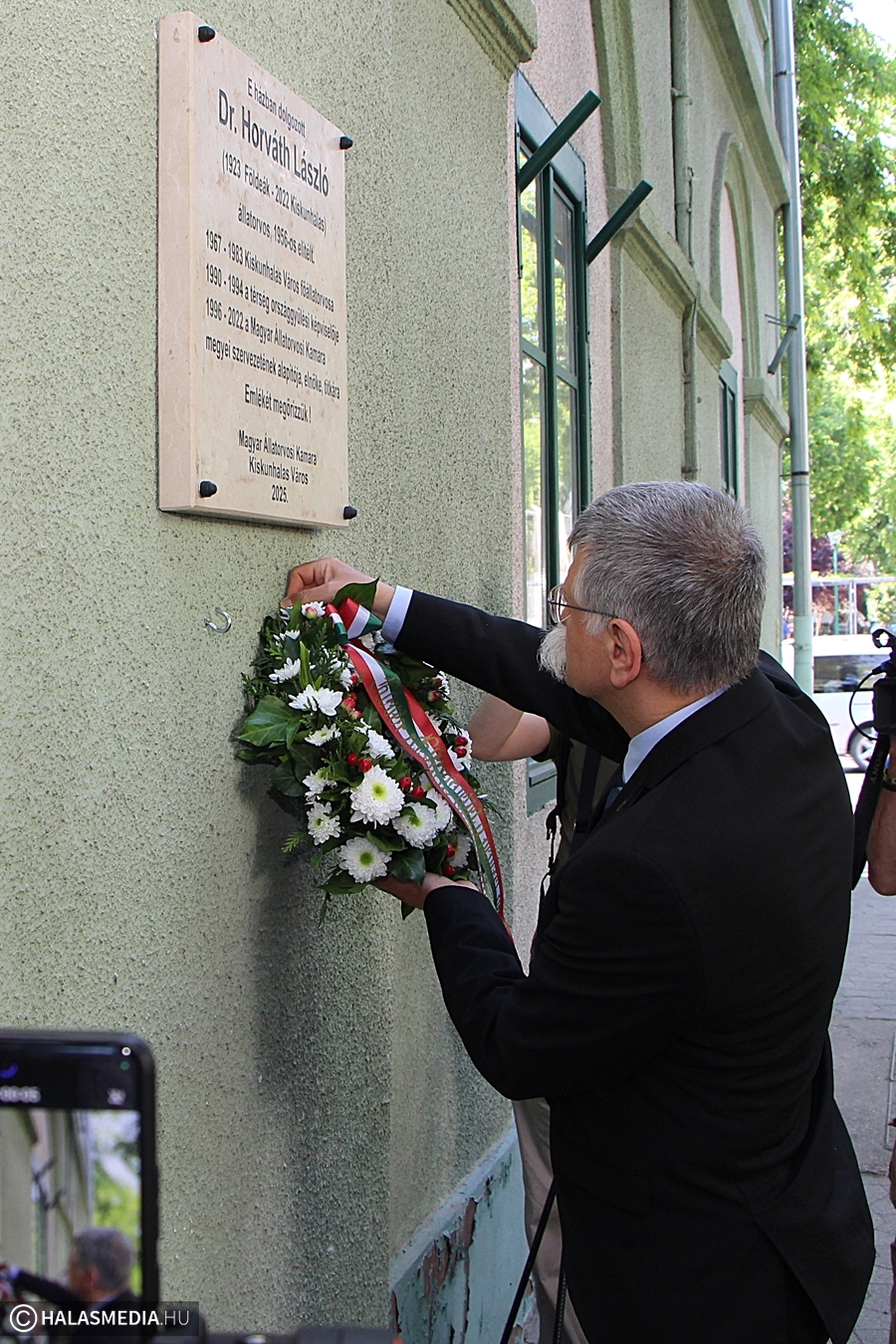 (►) Emléktáblát avattak dr. Horváth László tiszteletére