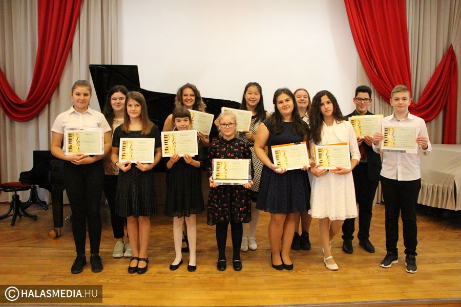 Énekesek, hangszeresek halasi versenye