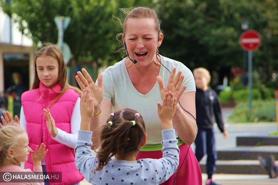 (►) Halas főterén táncoltak a gyerekek