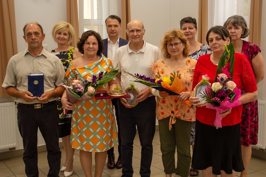 Tekós pedagógusokat, dolgozókat díjaztak