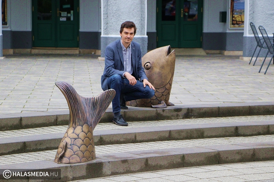 (►) Bronzhalak díszítik Kiskunhalas főterét